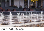 Abnormally hot autumn weather in the city. Water jets of the fountain in the Muzeon Park in Moscow. Russia, Moscow, September 2023. Стоковое фото, фотограф Photojuli / Фотобанк Лори