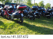 Sremska Mitrovica, Serbia, 04.29.23 Gathering or meeting of motorcyclists and bikers at a festival. People in leather clothes walk next to motorcycles. A motorcycle club. Bikerism as a subculture. Редакционное фото, фотограф Юлия Петровская / Фотобанк Лори