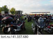 Sremska Mitrovica, Serbia, 04.29.23 Gathering or meeting of motorcyclists and bikers at a festival. People in leather clothes walk next to motorcycles. A motorcycle club. Bikerism as a subculture. Редакционное фото, фотограф Юлия Петровская / Фотобанк Лори