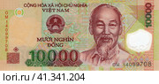 Банкнота Вьетнама в 10 000 донг. На лицевой стороне всех без исключения купюр портрет политического лидера и вождя вьетнамского народа Хо Ши Мина. Стоковое фото, фотограф Сергей Елизарьев / Фотобанк Лори