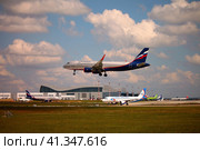 Крым, самолёт, взлёт, посадка, аэропорт, лётное поле (2021 год). Редакционное фото, фотограф Андрей Макаренко / Фотобанк Лори