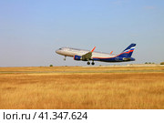 Крым, самолёт, взлёт, лётное поле (2019 год). Редакционное фото, фотограф Андрей Макаренко / Фотобанк Лори
