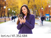 Portrait of a young beautiful model calling by smart phone. Стоковое фото, фотограф Андрей Аркуша / Фотобанк Лори