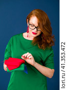 The stylist shows shawls of color-typing. Стоковое фото, фотограф Андрей Аркуша / Фотобанк Лори