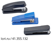 Канцелярские степлеры на белом фоне. Staplers isolated on a white background. Стоковое фото, фотограф Татьяна Д / Фотобанк Лори