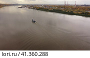 Motor boat, tug goes along the river in autumn. Video filming from a quadrocopter, filming from a drone, aerial filming of wildlife. Моторная лодка, буксир плывут по реке осенью. Видеосъемка с квадрокоптера, съемка с беспилотника, аэрофотосъемка дикой природы. Стоковое видео, видеограф Egor Sarantstv / Фотобанк Лори
