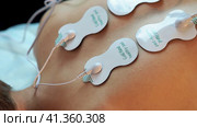 Physiotherapy procedure, myostimulation of the back muscles. Физиотерапевтическая процедура, миостимуляция мышц спины. Отснятый материал высокого качества в формате 4k. Стоковое видео, видеограф Egor Sarantstv / Фотобанк Лори