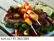 Bulgarian cuisine meshana scara with different grilled meat and vegetables. Стоковое фото, фотограф Яков Филимонов / Фотобанк Лори