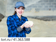 Woman farmer checking quality of maize flour. Стоковое фото, фотограф Яков Филимонов / Фотобанк Лори