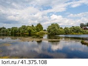 Озеро с отражающимися облаками и легкой рябью. Стоковое фото, фотограф Валерий Гаврилюк / Фотобанк Лори