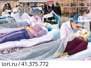 Cosmetologists perform a procedure to rejuvenate facial skin cosmetics Aravia at the festival of beauty Nevskie Berega in St. Petersburg 2012. Редакционное фото, фотограф Анна Кривицкая / Фотобанк Лори