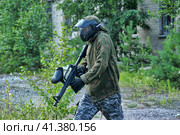 St. Petersburg, RUSSIA 27.07.2013 Open-air paintball tournament at the end of summer in nature, People in camouflage, with paintball guns and masks. Редакционное фото, фотограф Анна Кривицкая / Фотобанк Лори
