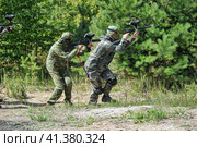 St. Petersburg, RUSSIA 27.07.2013 Open-air paintball tournament at the end of summer in nature, People in camouflage, with paintball guns and masks. Редакционное фото, фотограф Анна Кривицкая / Фотобанк Лори