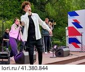 Саша Орлов - фронтмен группы Orlov Band. Концерт. (2023 год). Редакционное фото, фотограф Татьяна Бакуменко / Фотобанк Лори