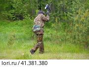 St. Petersburg, RUSSIA 27.07.2013 Open-air paintball tournament at the end of summer in nature, People in camouflage, with paintball guns and masks (2014 год). Редакционное фото, фотограф Анна Кривицкая / Фотобанк Лори