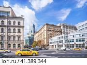 Бизнес-центр Домников, Орликов переулок и желтое такси, Москва (2023 год). Редакционное фото, фотограф Baturina Yuliya / Фотобанк Лори