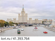Россия, Москва. Высотное здание на Котельнеческой и Космодемианской набережной. По Москве реке в день города плавают речные трамвайчики и теплоходы. Парад речных судов. (2023 год). Стоковое фото, фотограф Сергей Никифоров-Гордеев / Фотобанк Лори