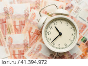 Время-деньги. Время платить налоги. Российские купюры и часы. Time is money. Time to pay taxes. Russian banknotes and watches. Стоковое фото, фотограф Ольга Митряева / Фотобанк Лори