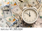 Время - деньги. Долларовые купюры и часы. Будильник и деньги. Time is money. Dollar bills and watches. Alarm clock and money. Стоковое фото, фотограф Ольга Митряева / Фотобанк Лори