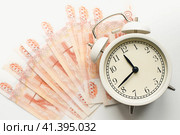 Время-деньги. Время платить налоги. Российские купюры и часы. Time is money. Time to pay taxes. Russian banknotes and watches. Стоковое фото, фотограф Ольга Митряева / Фотобанк Лори