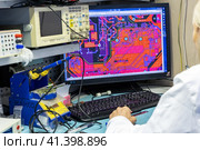 Россия. Санкт-Петербург. Инженер-технолог за разработкой оборудования. Russia. Saint-Petersburg. Engineer-technologist for the development of equipment. (2023 год). Стоковое фото, фотограф Алексей Смышляев / Фотобанк Лори