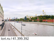 Москва, Россия, сентябрь 2023 года. Вид с Большого Москворецкого моста и Софийской набережной на Кремль и реку Москву. По реке проплывают речные трамвайчики и теплоходы и легкая моторная лодка, катер. Стоковое фото, фотограф Сергей Никифоров-Гордеев / Фотобанк Лори