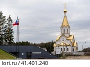 Вход в мемориальный комплекс "Катынь" и церковь Воскресения Христова (2017 год). Редакционное фото, фотограф Сергей Веселовский / Фотобанк Лори