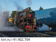 Паровоз Л-5164 на станционных путях солнечным октябрьским утром. Сортавала, Карелия (2023 год). Редакционное фото, фотограф Виктор Карасев / Фотобанк Лори