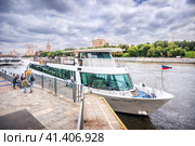 Прогулочный корабль Ривер Лаундж и у причала Москва-Сити, Москва-река, Москва (2023 год). Редакционное фото, фотограф Baturina Yuliya / Фотобанк Лори
