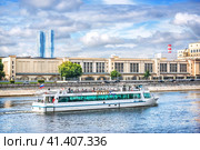 Прогулочный корабль Ривер Лаундж и две башни Сити, Москва-река, Москва (2023 год). Редакционное фото, фотограф Baturina Yuliya / Фотобанк Лори