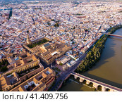 Roman Bridge over the Guadalquivir from aerial view with Mosque-Cathedral. Стоковое фото, фотограф Яков Филимонов / Фотобанк Лори
