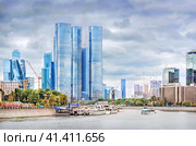 Прогулочный корабль Ривер Лаундж и Москва-Сити, Москва-река, Москва (2023 год). Редакционное фото, фотограф Baturina Yuliya / Фотобанк Лори