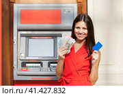 Happy brunette woman withdrawing money from credit card at ATM. Стоковое фото, фотограф Андрей Аркуша / Фотобанк Лори