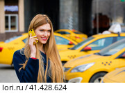 A young girl calls a taxi by phone. Стоковое фото, фотограф Андрей Аркуша / Фотобанк Лори