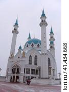 People under the Qol Sharif mosque in Kazan Kremlin. It was built in 1996-2005 in memory of the legendary 16th century mosque (2018 год). Редакционное фото, фотограф Анна Кривицкая / Фотобанк Лори