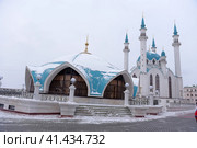 People under the Qol Sharif mosque in Kazan Kremlin. It was built in 1996-2005 in memory of the legendary 16th century mosque (2018 год). Редакционное фото, фотограф Анна Кривицкая / Фотобанк Лори