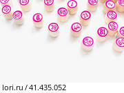 Лото бочонки на белом фоне. Русское лото. Lotto kegs on a white background. Russian lotto. Стоковое фото, фотограф Ольга Митряева / Фотобанк Лори