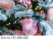 Close up of Christmas tree decorated by pink balloons. Стоковое фото, фотограф Галина Царькова / Фотобанк Лори