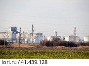 Refinery. Reservoirs for storage of refinery products. Rectification columns. Стоковое фото, фотограф Леонид Еремейчук / Фотобанк Лори