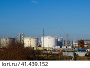 Refinery. Reservoirs for storage of refinery products. Rectification columns. Стоковое фото, фотограф Леонид Еремейчук / Фотобанк Лори
