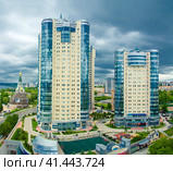 SAMARA, RUSSIA - MAY 21: Day view of the apartment complex Ladya, May 21 2016, Samara. The complex is located in the heart of the city of Samara on the Volga river. Стоковое фото, фотограф Андрей Аркуша / Фотобанк Лори