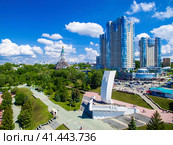 SAMARA, RUSSIA - MAY 21: Day view of the apartment complex Ladya, May 21 2016, Samara. The complex is located in the heart of the city of Samara on the Volga river. Стоковое фото, фотограф Андрей Аркуша / Фотобанк Лори