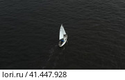 Yacht trips on the North Sea. A sailing yacht struggles with the tidal current. Стоковое видео, видеограф Артем Лукин / Фотобанк Лори