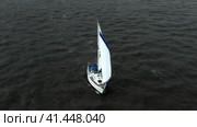 Yacht trips on the North Sea. A sailing yacht struggles with the tidal current. (2023 год). Редакционное видео, видеограф Артем Лукин / Фотобанк Лори