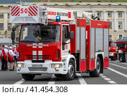 Пожарный автомобиль IVECO Magirus крупным планом. Фрагмент парада в честь 220-летия пожарной охраны Санкт-Петербурга. Дворцовая площадь (2022 год). Редакционное фото, фотограф Виктор Карасев / Фотобанк Лори