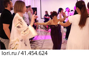 Nizhny Novgorod, Russia, Kazanskoe shosse 29. 08.31.2023. People dancing and having fun at a wedding banquet in a beautiful restaurant.  Нижний Новгород, Россия, Казанское шоссе, 29. 31.08.2023. Люди танцуют и веселятся на свадебном банкете в красивом ресторане. Редакционное видео, видеограф Egor Sarantstv / Фотобанк Лори