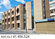 Новорязанская улица, дом 8 (со стороны Рязанского переулка). Москва. Россия (2023 год). Редакционное фото, фотограф E. O. / Фотобанк Лори