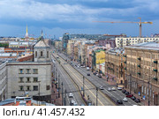 Top view of Ligovsky Prospekt in the historical center of St. Petersburg before the rain (2023 год). Редакционное фото, фотограф Евгений Харитонов / Фотобанк Лори