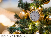 Countdown to midnight. The hours of the last moments before the New Year. The hands of the clock at five minutes to 12. Beautiful background for New year or Christmas 2024. (2023 год). Стоковое фото, фотограф Photojuli / Фотобанк Лори