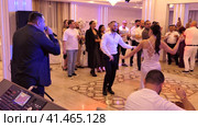 Nizhny Novgorod, Russia, Kazanskoe shosse 29. 08.31.2023. People dancing and having fun at a wedding banquet in a beautiful restaurant. Нижний Новгород, Россия, Казанское шоссе, 29. 31.08.2023. Люди танцуют и веселятся на свадебном банкете в красивом ресторане. Редакционное видео, видеограф Egor Sarantstv / Фотобанк Лори